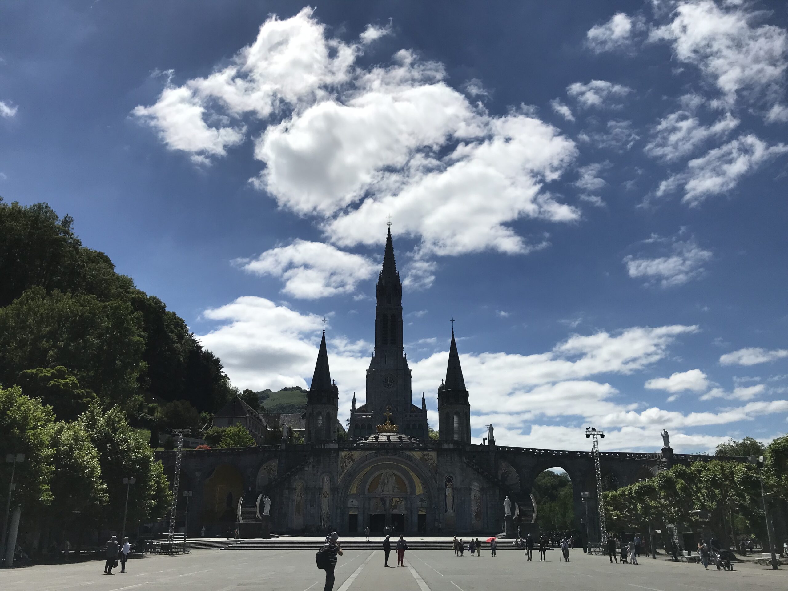 #40 Lourdes: Rosenkränze und Kanister